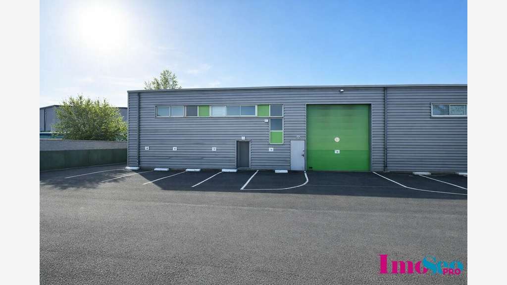 Entrepôt 330m² à louer ZA du Grand Chemin à Yvrac