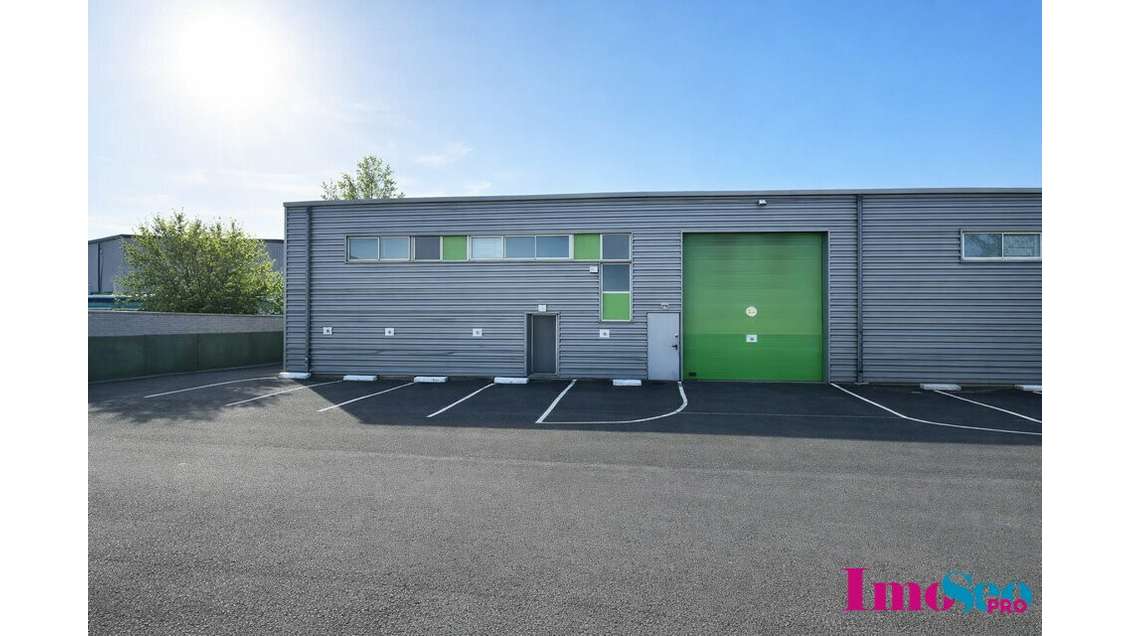 Entrepôt 330m² à louer ZA du Grand Chemin à Yvrac