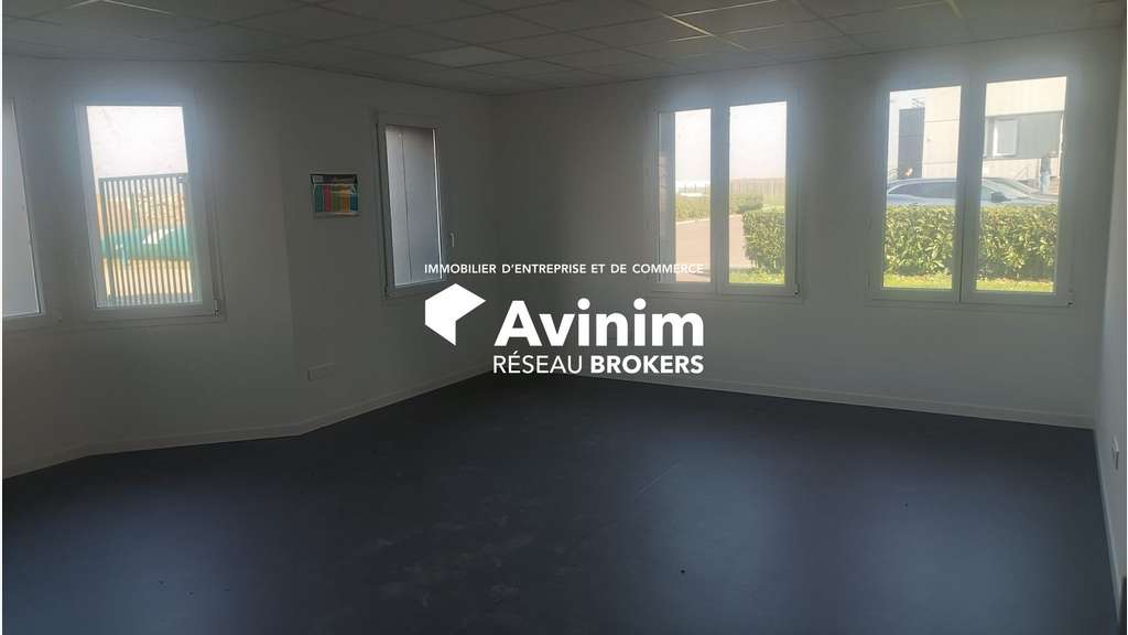 Entrepôt + bureaux 2254m² à louer à Épinoy