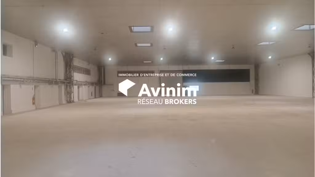 Entrepôt + bureaux 2254m² à louer à Épinoy