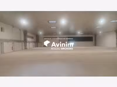 Entrepôt + bureaux 2254m² à louer à Épinoy