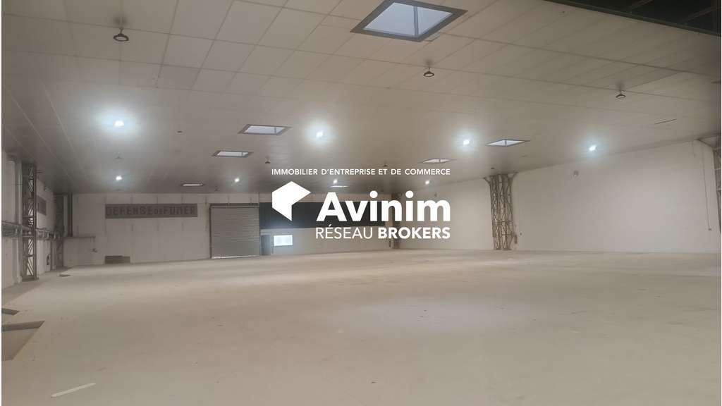 Entrepôt + bureaux 2254m² à louer à Épinoy