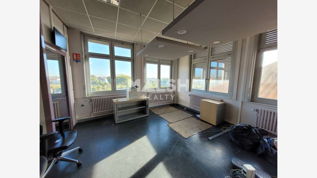 Loue local d'activité et bureaux de 2100m² Oullins