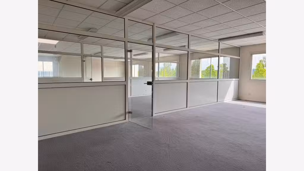 A louer bâtiments 1500m² accès direct N154 Évreux