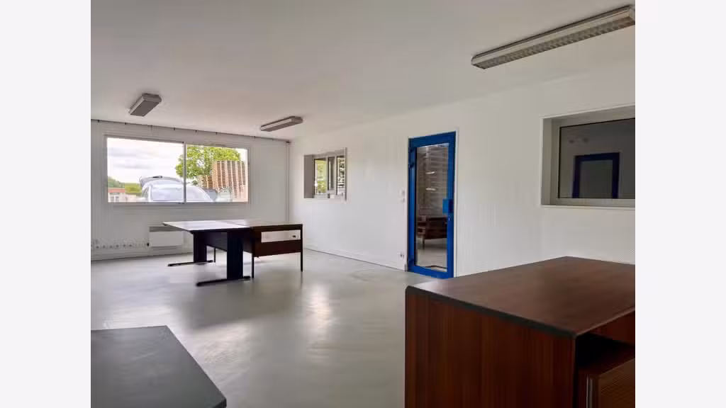 A louer bâtiments 1500m² accès direct N154 Évreux