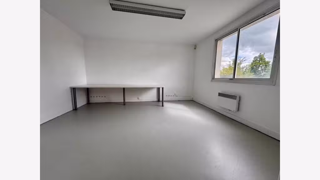 A louer bâtiments 1500m² accès direct N154 Évreux