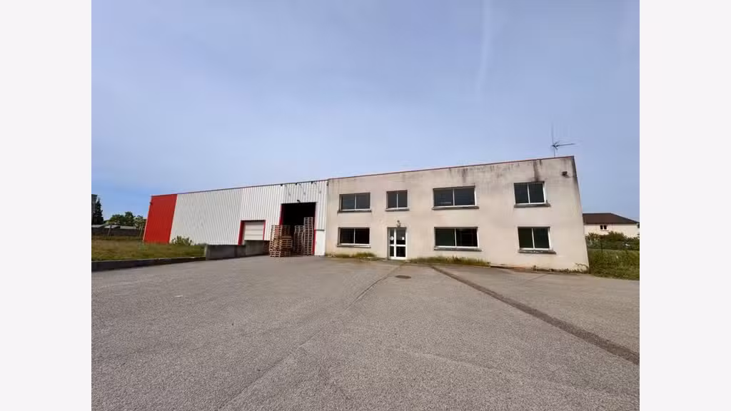 A louer bâtiments 1500m² accès direct N154 Évreux