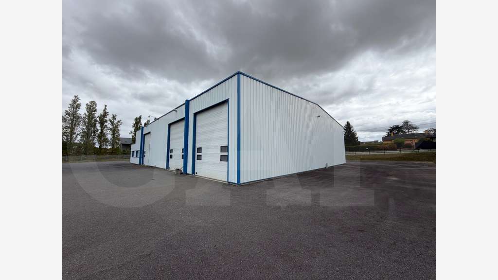 A louer locaux indépendant 675m² à Châteaubourg