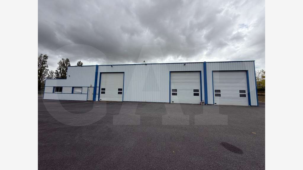 A louer locaux indépendant 675m² à Châteaubourg