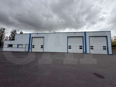 A louer locaux indépendant 675m² à Châteaubourg