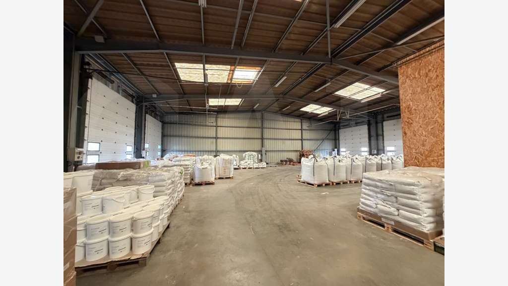 A louer locaux indépendant 675m² à Châteaubourg