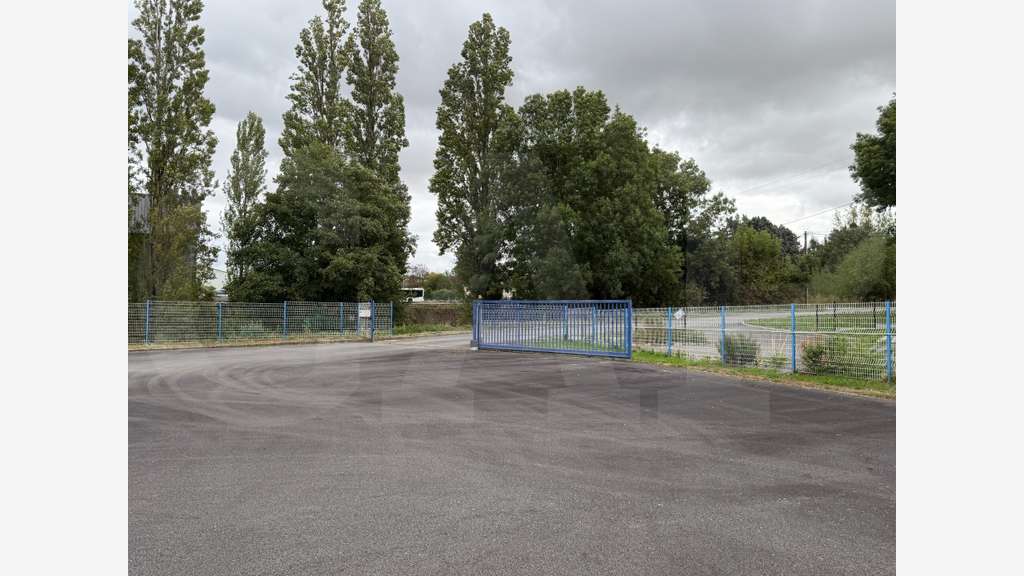 A louer locaux indépendant 675m² à Châteaubourg