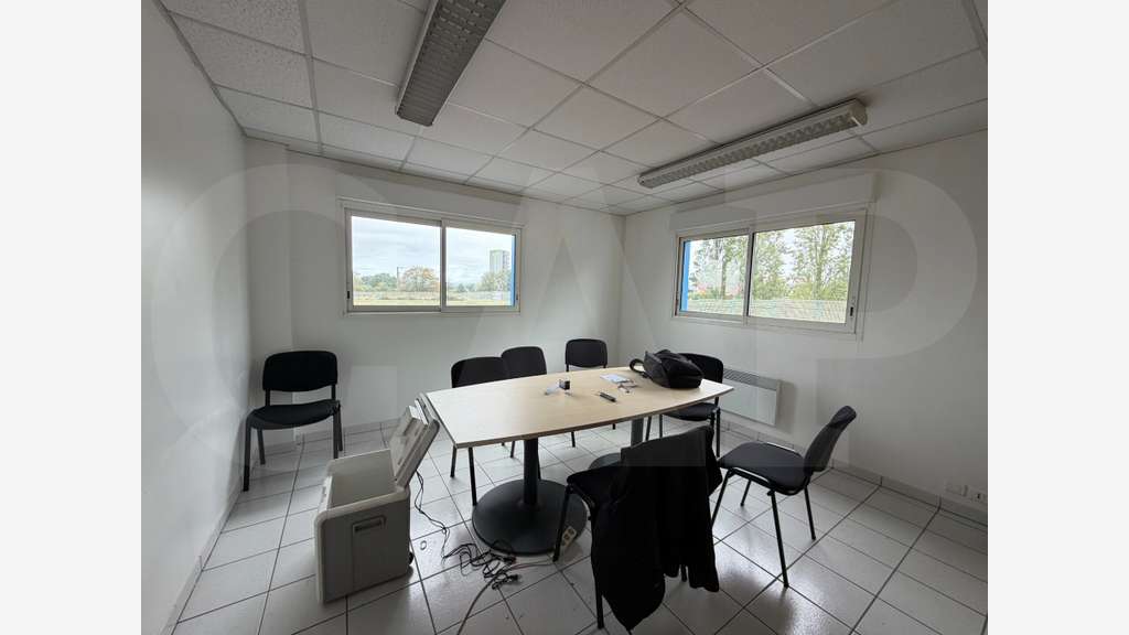 A louer locaux indépendant 675m² à Châteaubourg