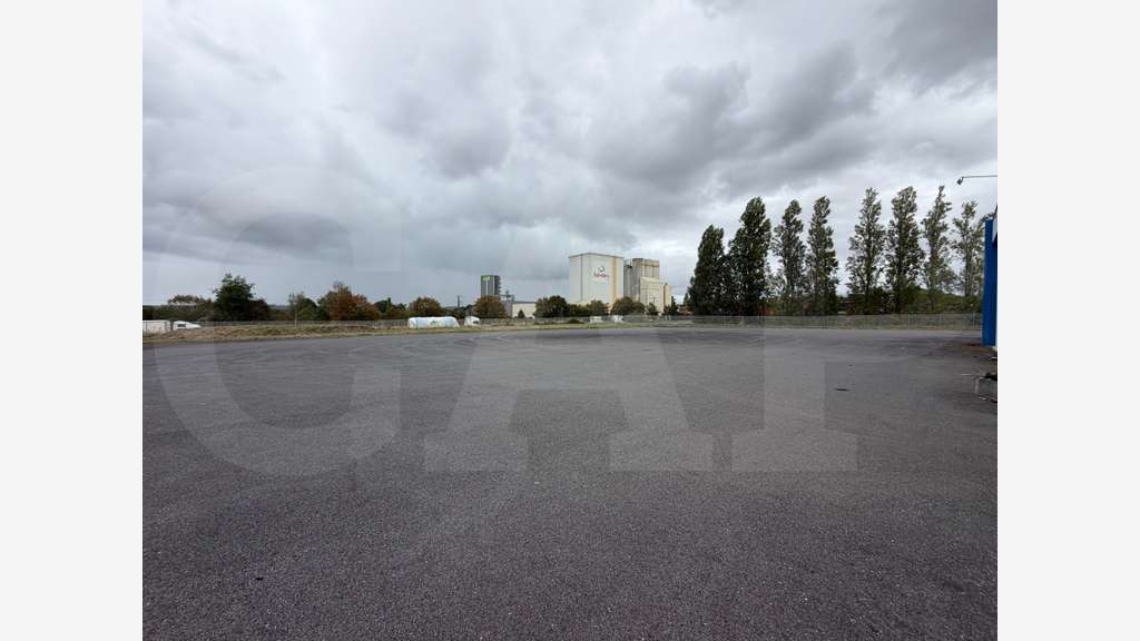 A louer locaux indépendant 675m² à Châteaubourg