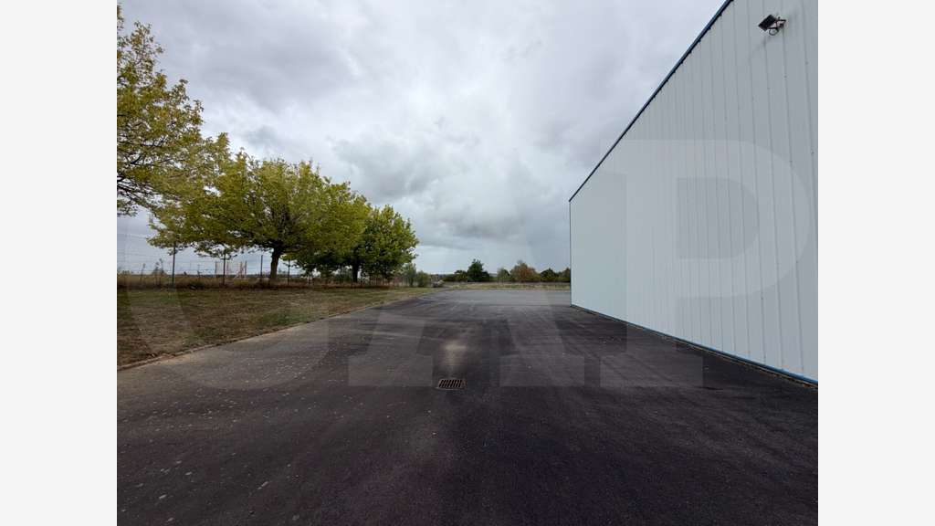 A louer locaux indépendant 675m² à Châteaubourg