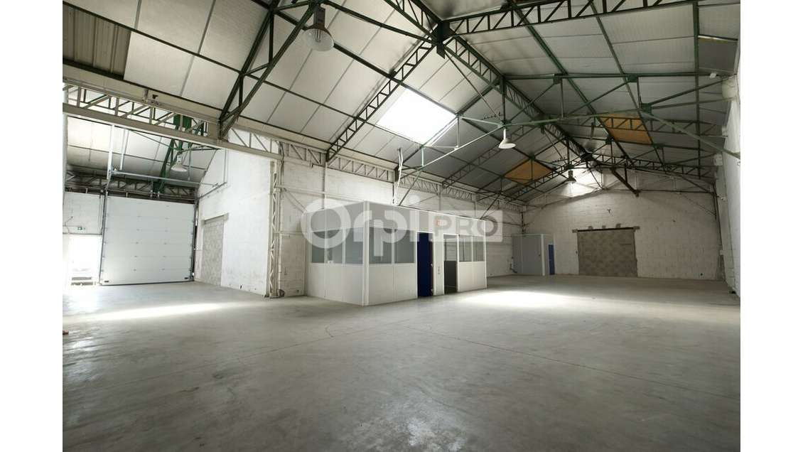 A louer local 181m² à Fleurieu-sur-Saône 