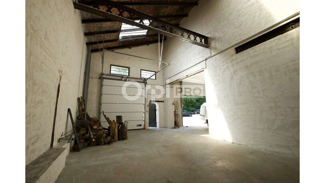 A louer local 181m² à Fleurieu-sur-Saône 