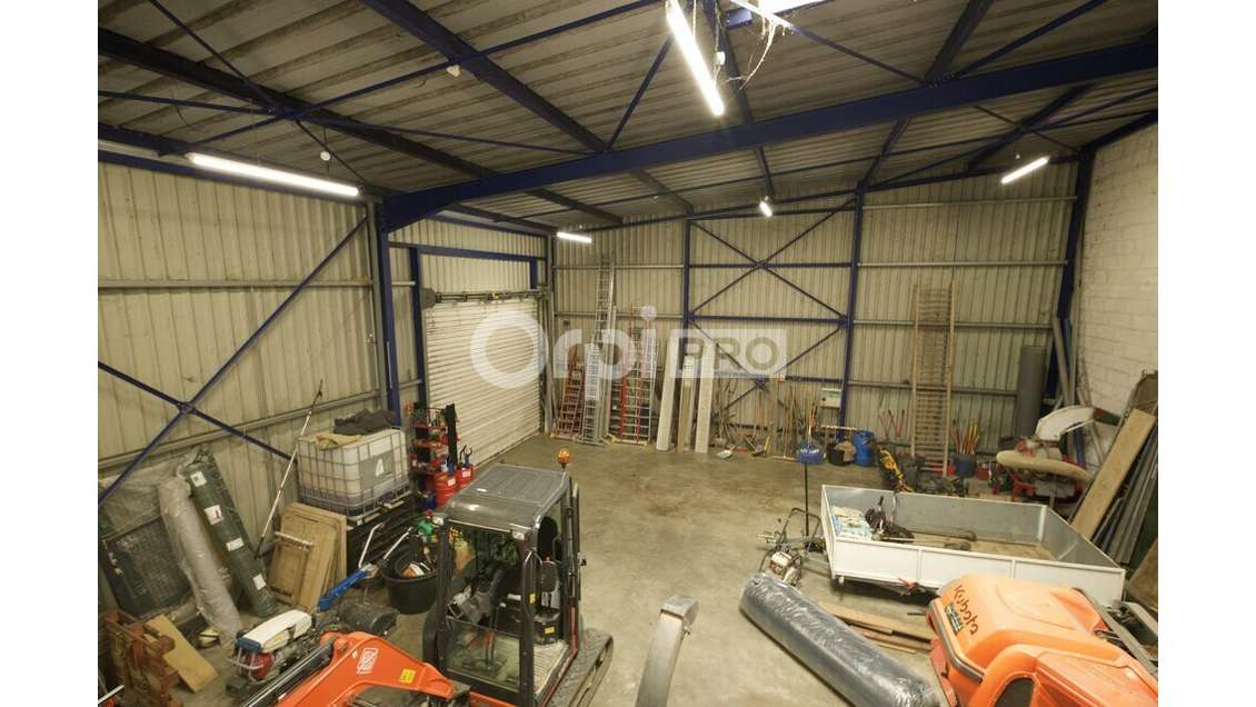 A louer local 181m² à Fleurieu-sur-Saône 