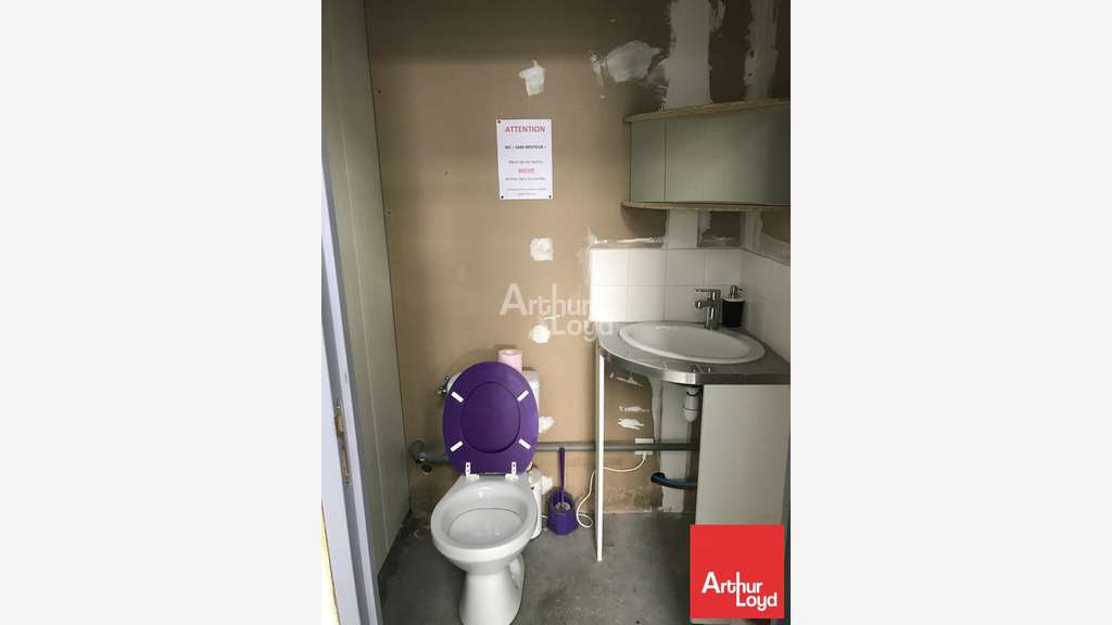 A louer dépôt 136m² à La Creche