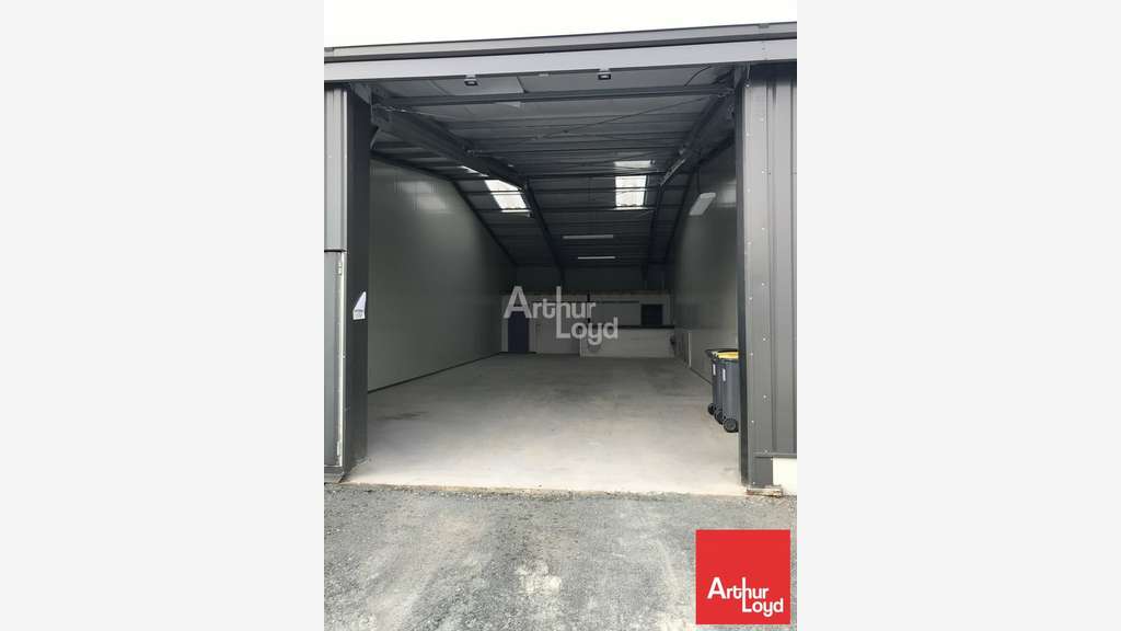 A louer dépôt 136m² à La Creche