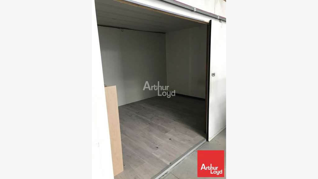 A louer dépôt 136m² à La Creche