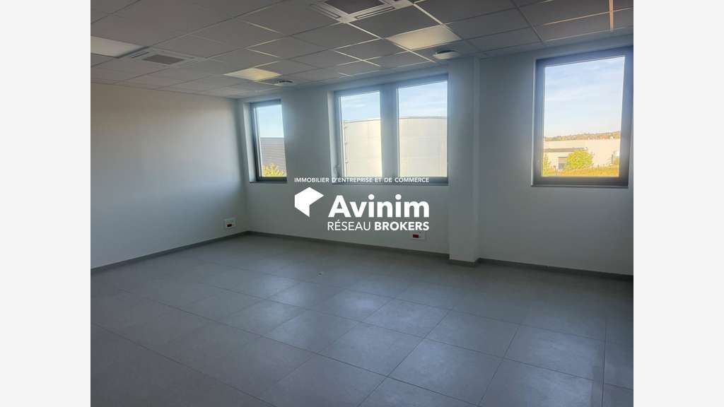 Local d'activité 851m² à louer à Frépillon