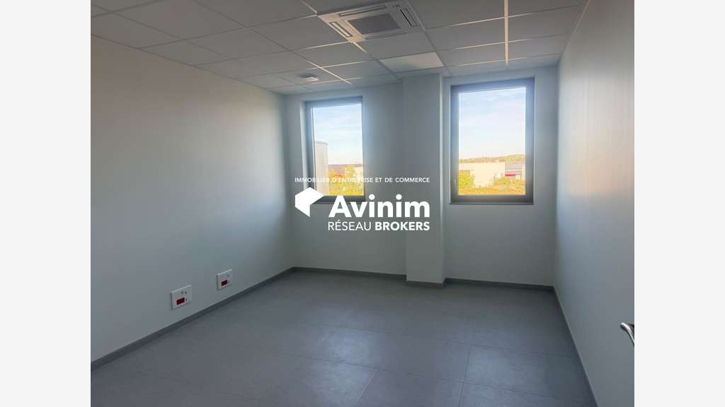 Local d'activité 851m² à louer à Frépillon