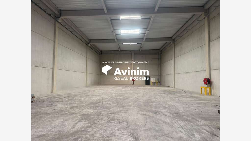 Local d'activité 851m² à louer à Frépillon