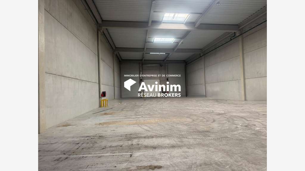Local d'activité 851m² à louer à Frépillon
