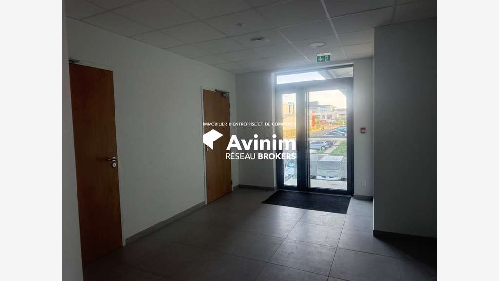 Local d'activité 851m² à louer à Frépillon