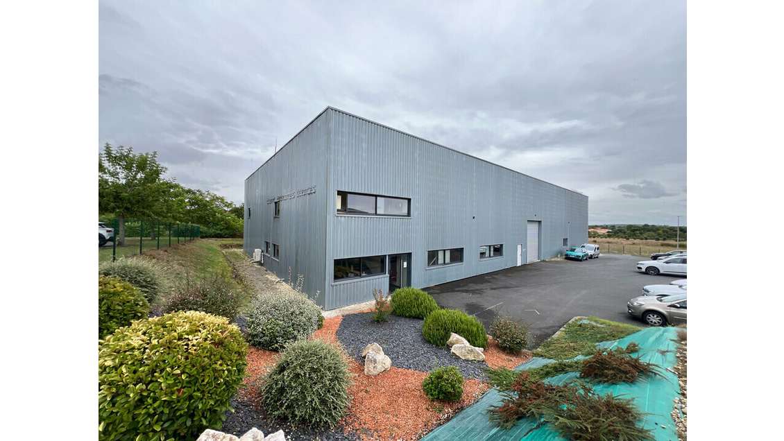 A louer local d'activité 1300m² à Gensac-la-Pallue