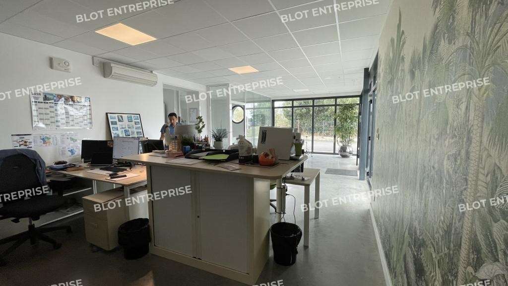 A louer locaux 895m² Guérande Zone Villejames 