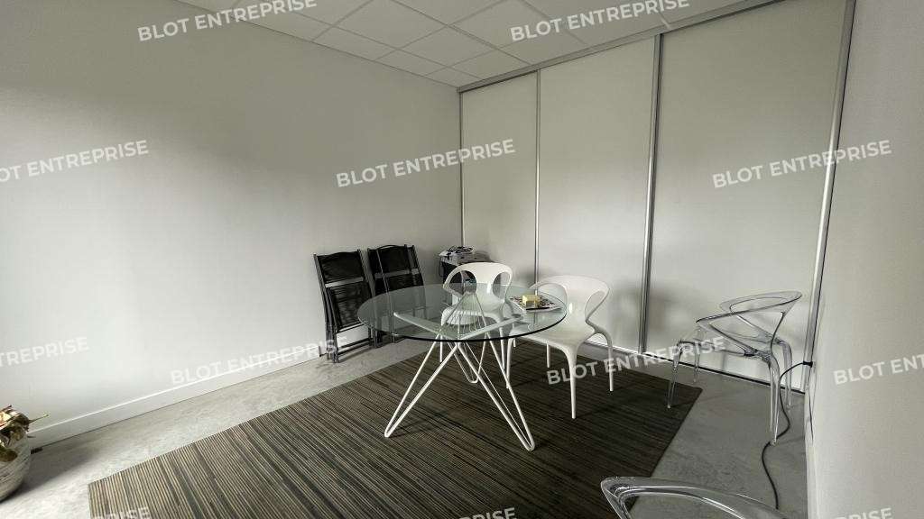 A louer locaux 895m² Guérande Zone Villejames 