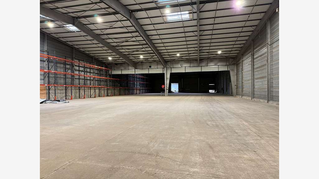 Hall logistique 2765m² à louer à Plaintel 