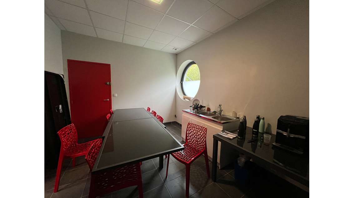 A louer bâtiment d'activité 300m² à Angers Ouest