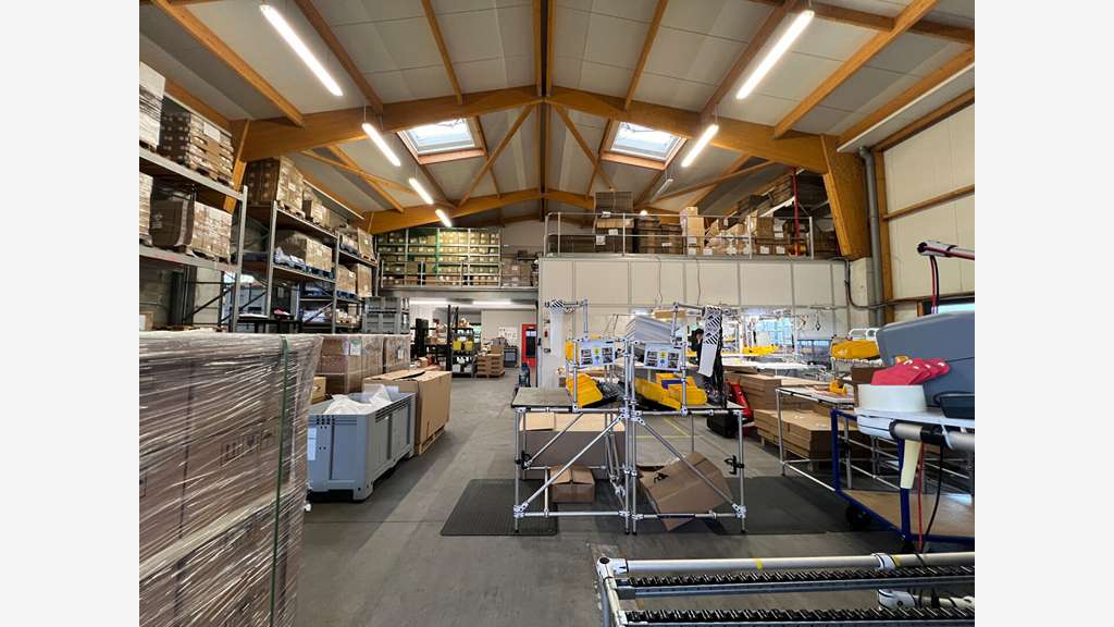 A louer bâtiment d'activité 300m² à Angers Ouest