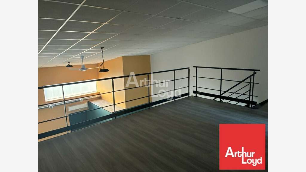 Local d'activité avec bureaux à louer La Réorthe