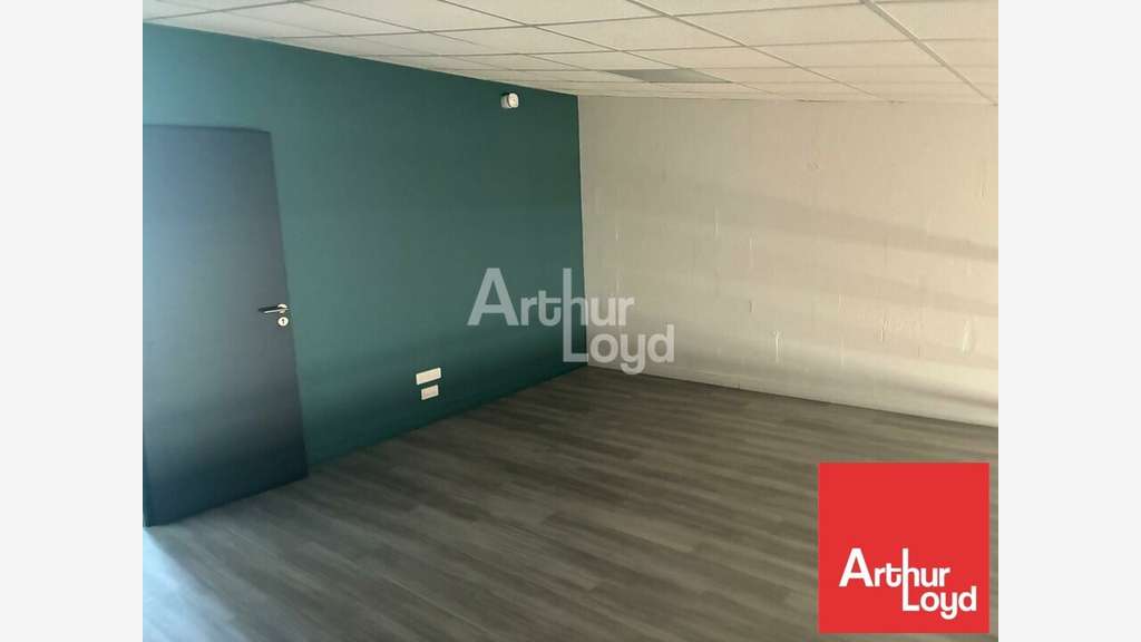 Local d'activité avec bureaux à louer La Réorthe