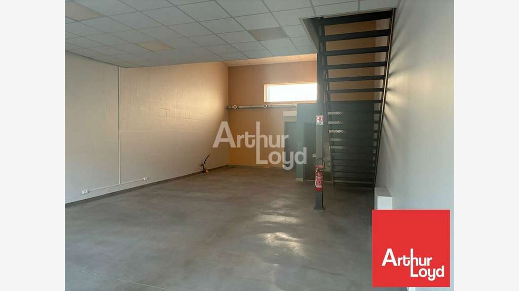 Local d'activité avec bureaux à louer La Réorthe