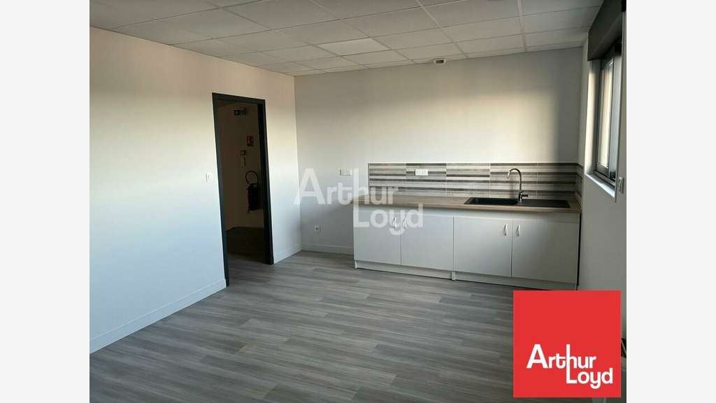 Local d'activité avec bureaux à louer La Réorthe
