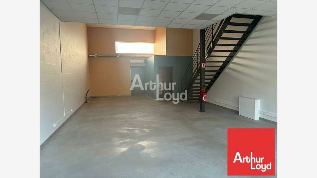 Local d'activité avec bureaux à louer La Réorthe