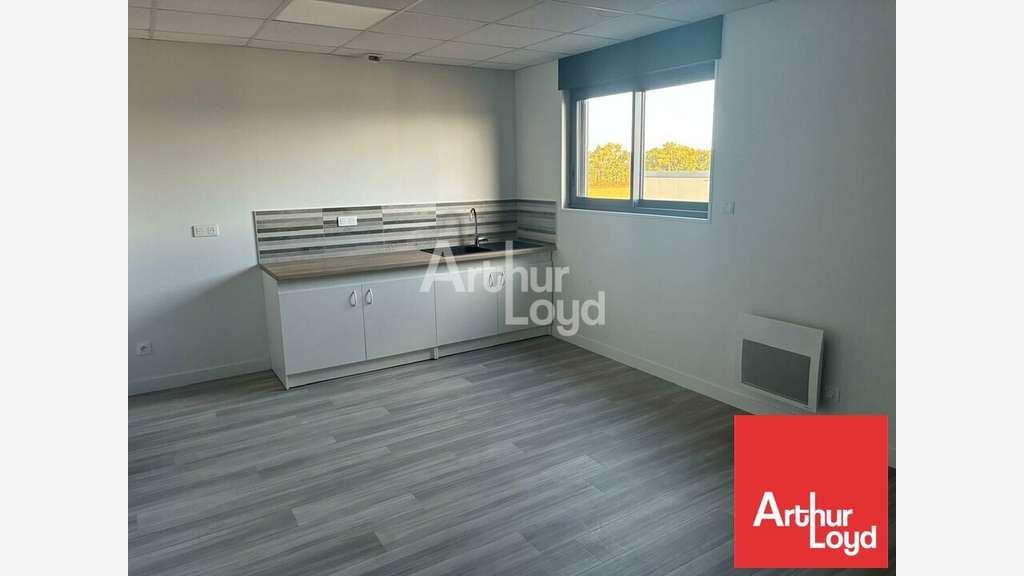 Local d'activité avec bureaux à louer La Réorthe