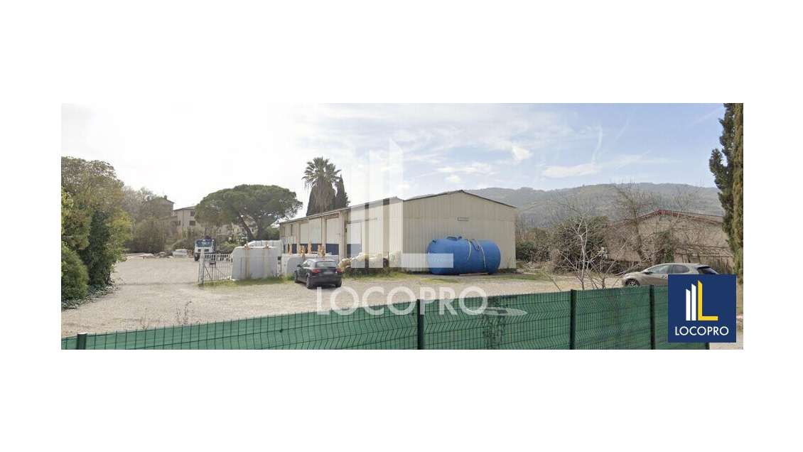 A louer entrepôt 300m² à La Roquette-sur-Siagne