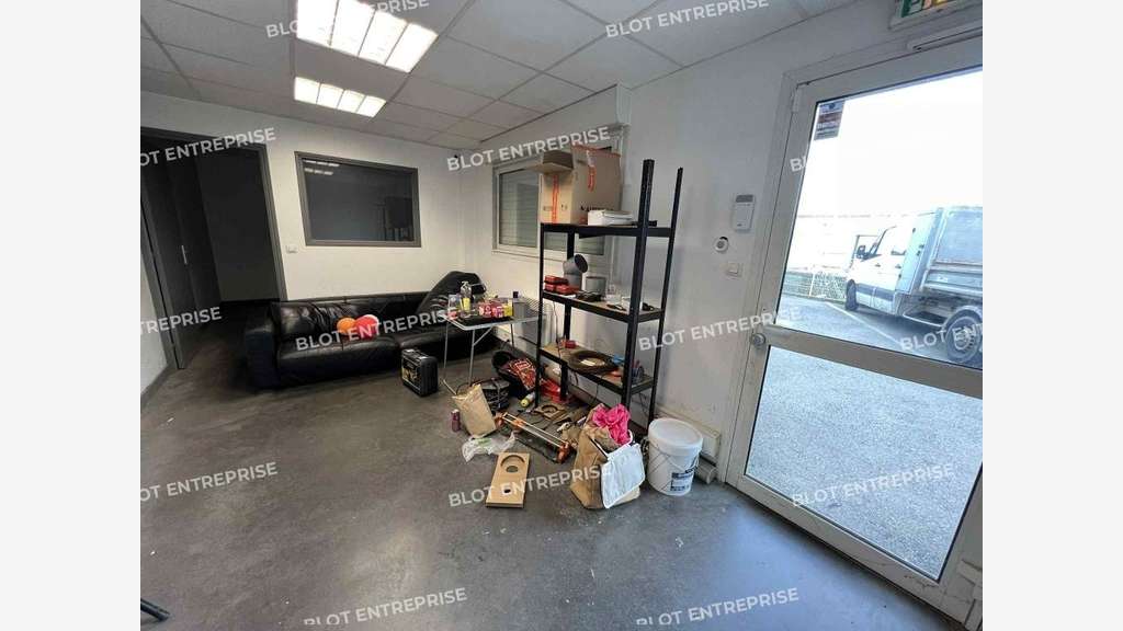 A louer cellule d'activités 280m² Le Rheu