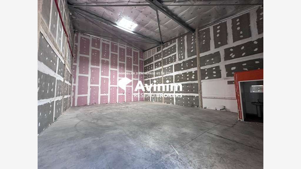 Dépôt atelier 150m² avec 9 m de hauteur Les Abymes