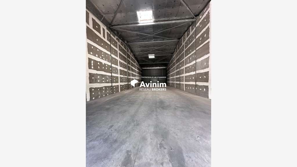 Dépôt atelier 150m² avec 9 m de hauteur Les Abymes