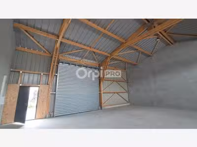 Local d'activité 146m² à louer à Lons