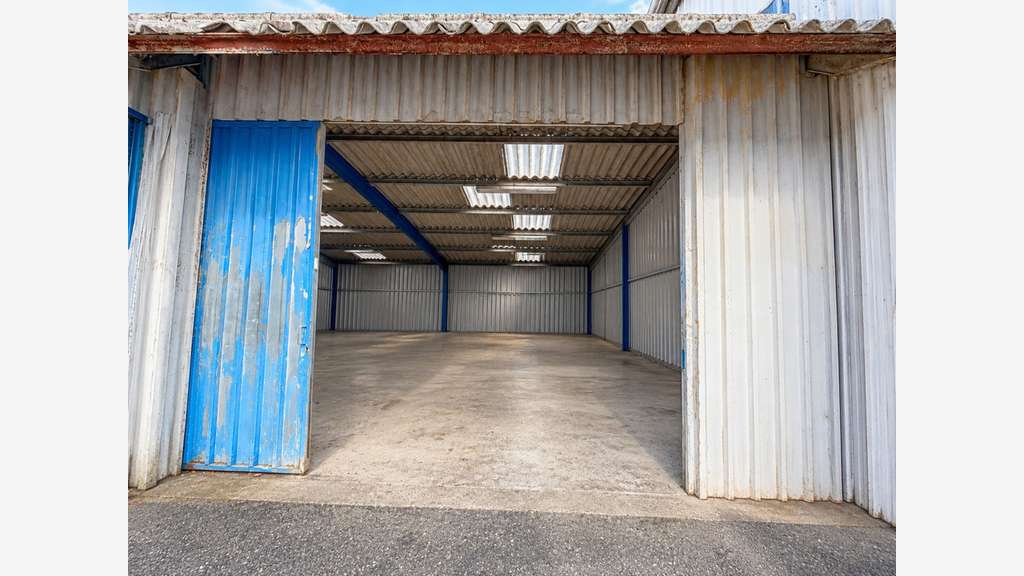 Hangar 105m² à louer zone industrielle Lourdes