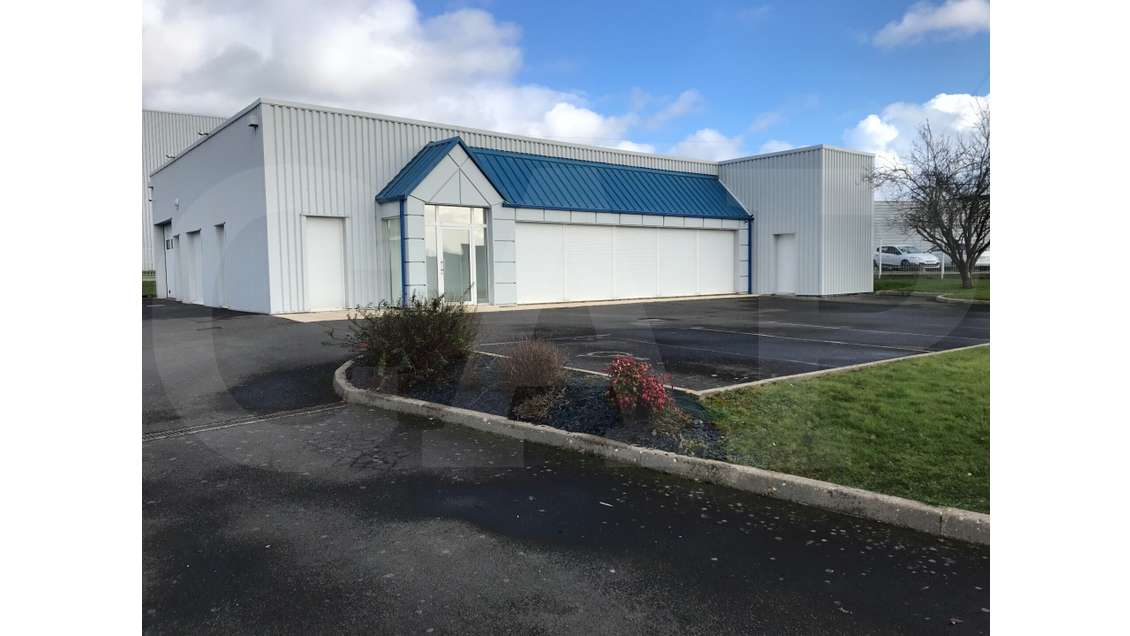 Location local d'activité récent 340m² à Melesse