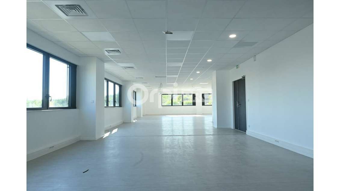 A louer bureaux 97m² R+1 à Dardilly ZA